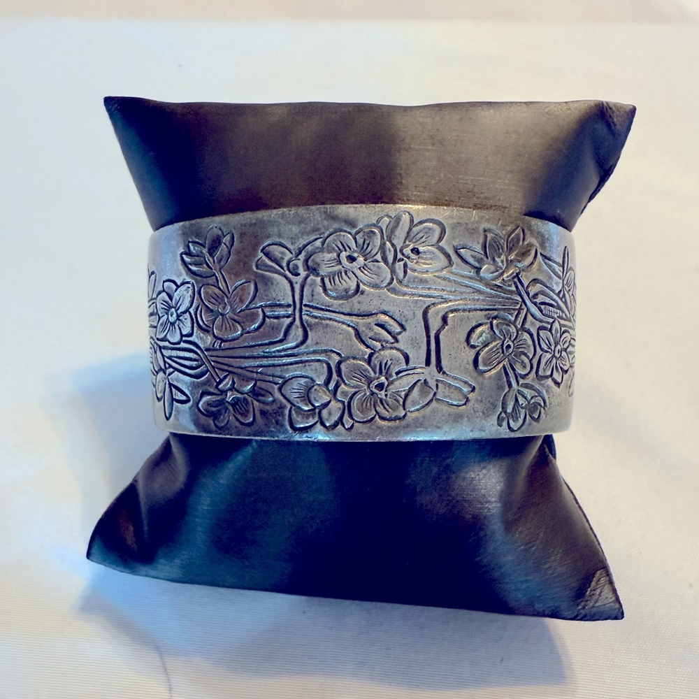 Salisbury Pewter VTG Cuff Bracelet Flower of the Month December Beautiful